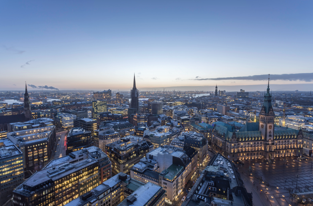 Hamburger Skyline mit HafenCity als Zeichen regionaler Verwurzelung
