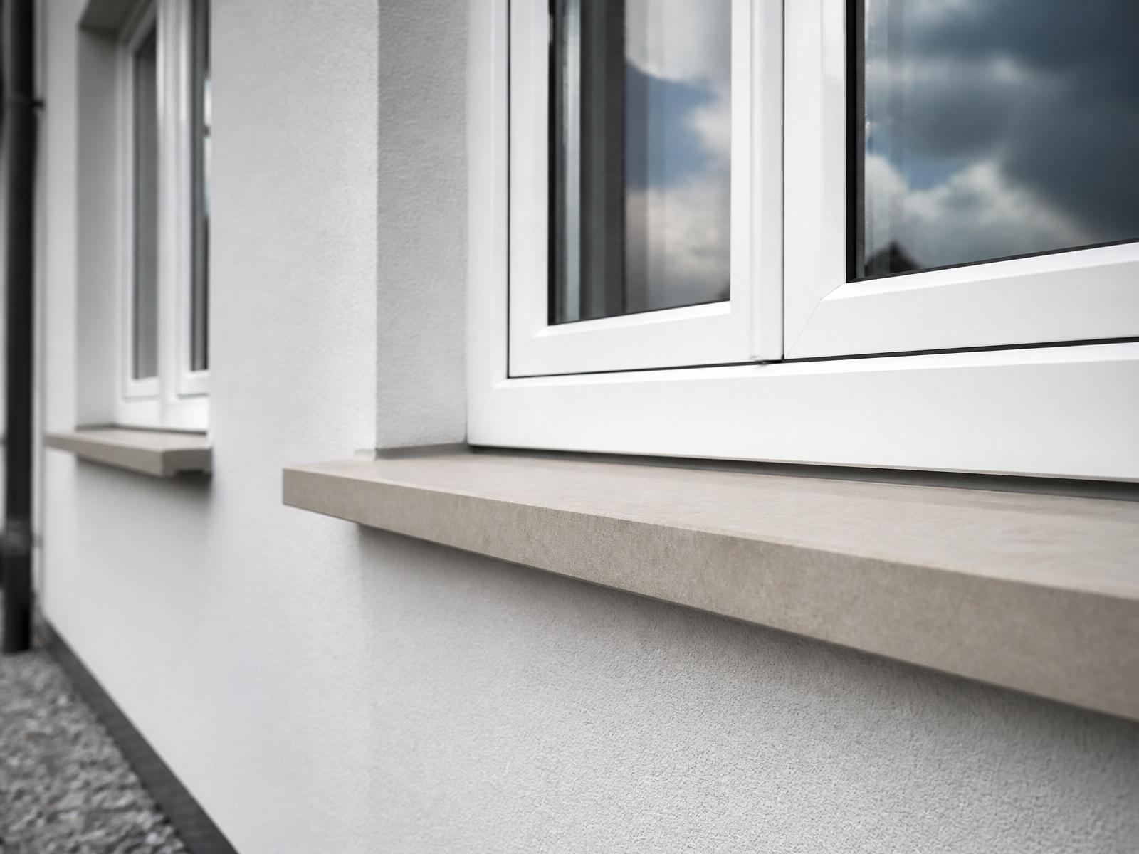 Saubere Fensterrahmen und Fensterbank